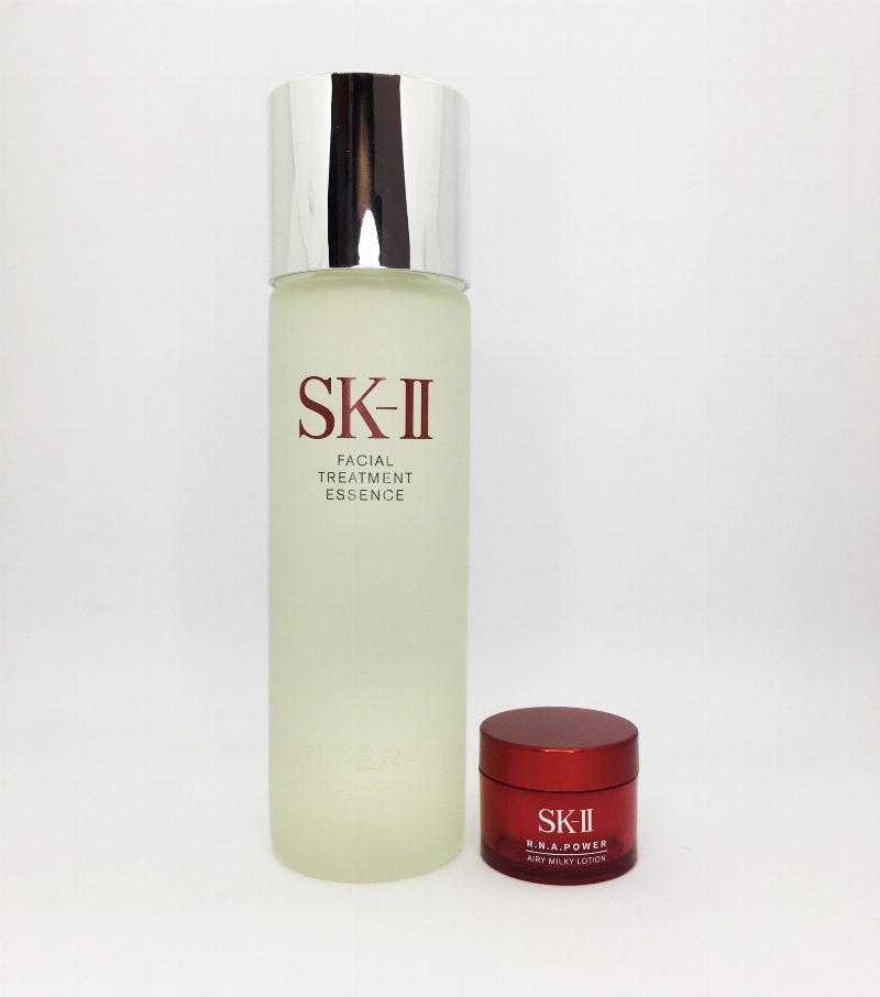 Các sản phẩm nổi bật trong bộ mỹ phẩm SK II bao gồm Nước Thần, Nước cân bằng và kem dưỡng chống lão hóa